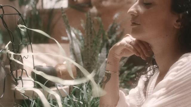 Melike Şahin - Öpmem Lâzım (Official Music Video)