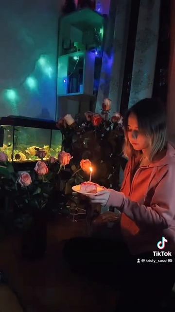 На год старше 😊 Загадала самое заветное 🥰 #happybithdaytome смотреть онлайн