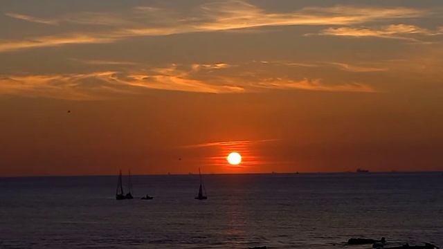 Coucher du soleil du 08.10.2021 sur la plage du Havre смотреть онлайн