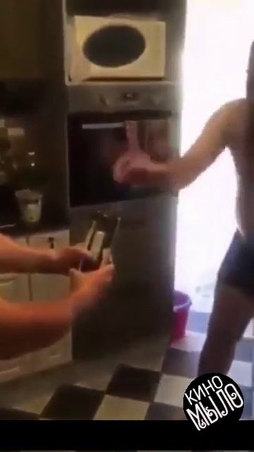 #ЛАЙФХАК по открыванию бутылки без штопора смотреть онлайн