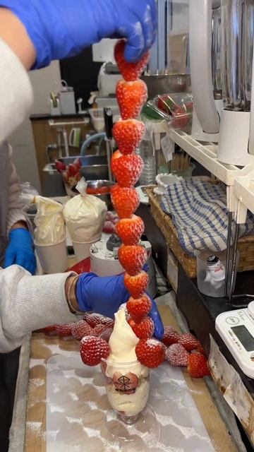 Канал Уличная Еда / Street Food Channel. Огромное клубничное парфе длиной 50 см смотреть онлайн