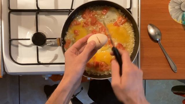 ЯИЧНИЦА 🍳 из деревенских яиц 🥚 🪺 с томатом 🍅 и луком 🧅!