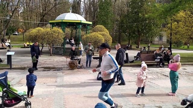 Трускавець 2022: вуличні музиканти у центрі міста 8 квітня 2022 р. смотреть онлайн