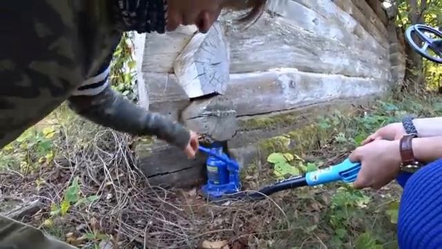 ✅Нашли ОТШЕЛЬНИКА в Чернобыльском лесу 😱 Откопали Средневековый КЛАД металлодетектором в песке. смотреть онлайн