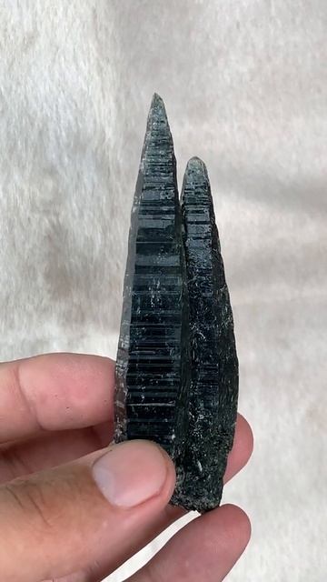 Quartz with Actinolite inclusions смотреть онлайн