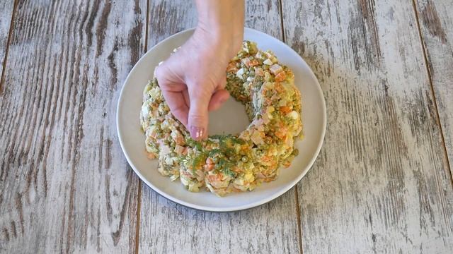 ХВАТИТ накладывать Оливье ГОРОЧКОЙ!!! Вот вам 3 способа КРАСИВО подать салат ОЛИВЬЕ! смотреть онлайн