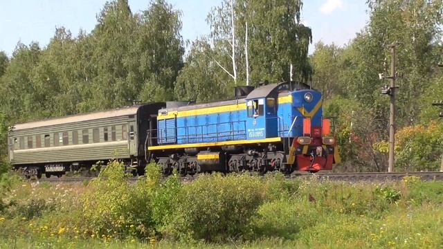 Маневровый тепловоз ТЭМ2-1289 с рабочим поездом.