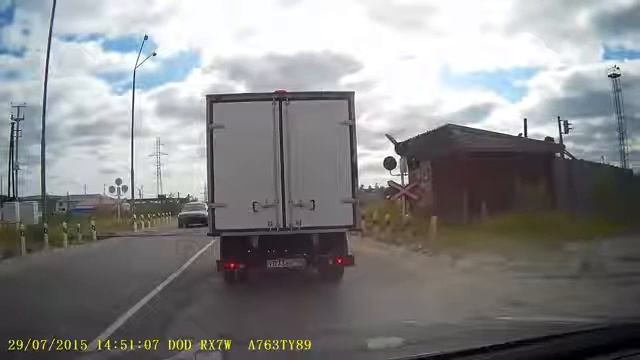 Гибрид на переезде сбивает машину. смотреть онлайн