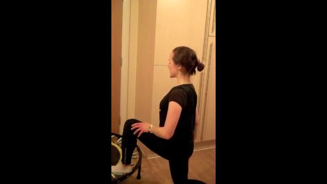 Static lunge for conditioning on a mini trampoline смотреть онлайн