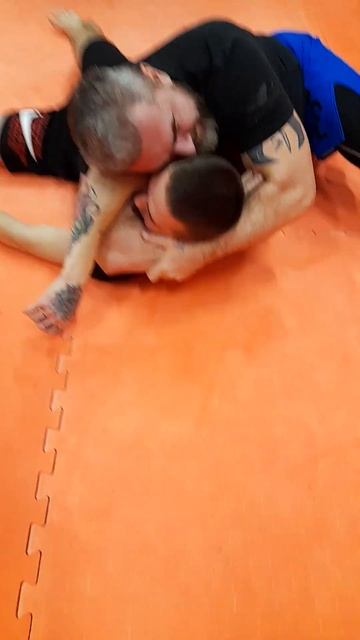 срыв захвата с шеи , перевод вниз и треугольник