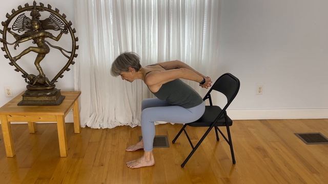 Morning chair yoga practice for hip & shoulder flexibility | Yoga with Rita - Fulcrum Blu смотреть онлайн