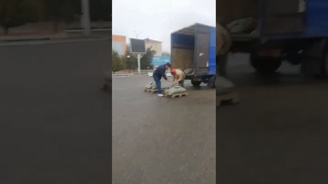 Кентау. Ярмарка на площади.