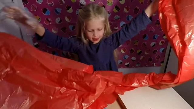 Ева проводит опыты: снег летом?!😱, огромные летающие мешки🤔, мерцающие кристаллы😮. смотреть онлайн