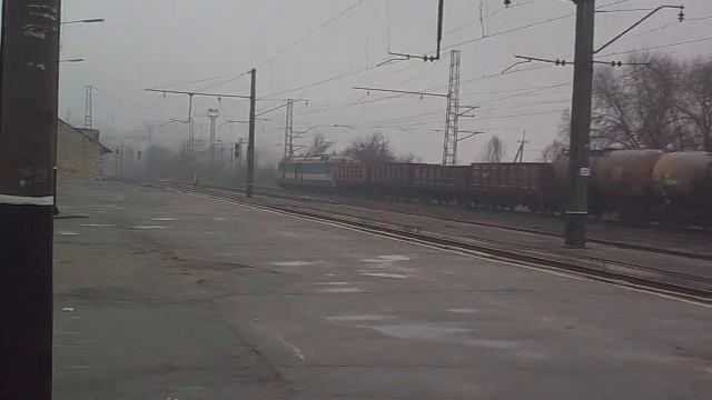 Грузовой поезд под ДЭ1-006 на ст. Днепропетровск-Южный. смотреть онлайн