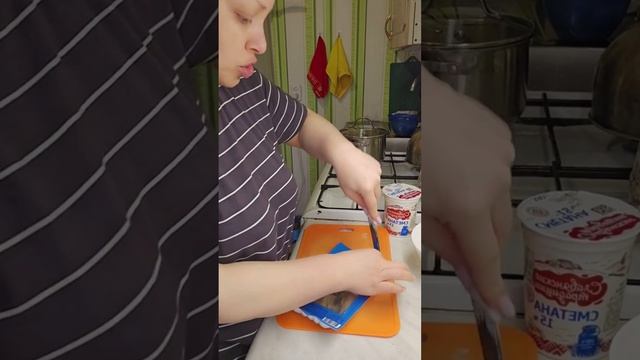 Ролик № 1618. Салат из селедки с луком. Рецепт в описании.