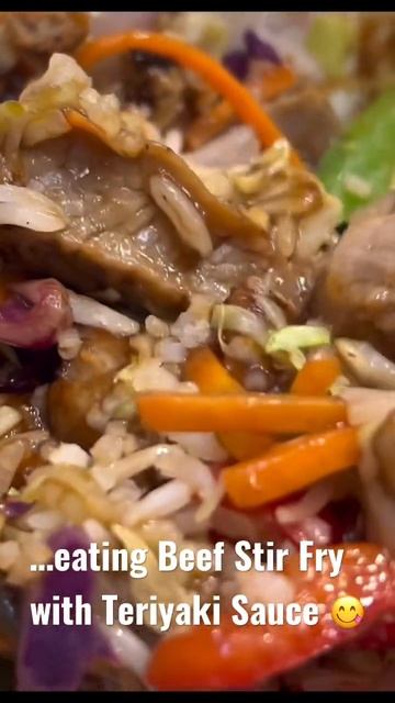 eating Beef Stir Fry with Teriyaki Sauce смотреть онлайн