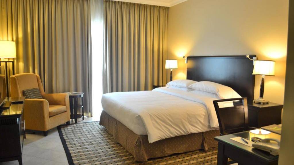 Обзор гостиничного номера в гостинице Sheraton Khalidiya Abu Dhabi смотреть онлайн