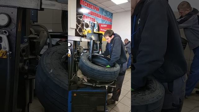 Как переобуть 17.5 . Шиномонтаж 17.5 на простом станке смотреть онлайн