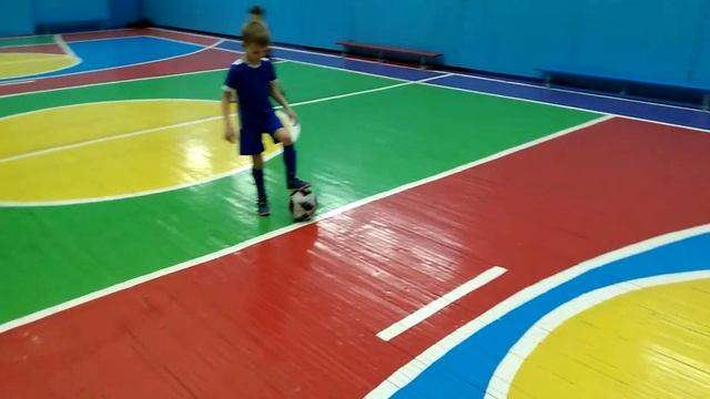 ФУТБОЛ. ТИТОВЕЦ АРСЕНИЙ. ВЕДЕНИЕ МЯЧА ВНЕШНЕЙ/ВНУТРЕННЕЙ СТОРОНОЙ ПОДЪЁМА, ЧЕРЕЗ КАСАНИЕ МЯЧА ШАГ. смотреть онлайн