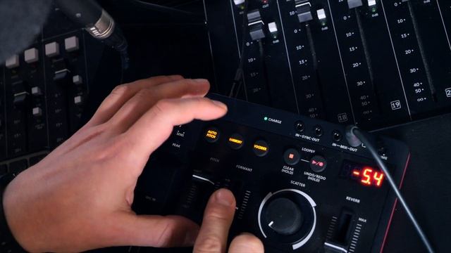 Roland E-4 AIRA Compact Voice Tweaker – Basic Demo (No Talking with German talk & English subtitles смотреть онлайн