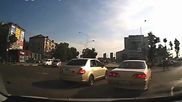Видеорегистратор записал случай опасного поведения на ... смотреть онлайн