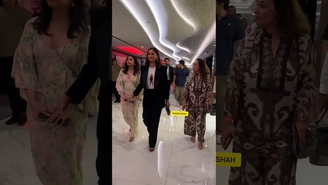 Alia bhatt Shaheen Bhatt & Look How Ranbir Kapoor Holding Hand Of Mom Neetu Singh At Movie Screenin смотреть онлайн