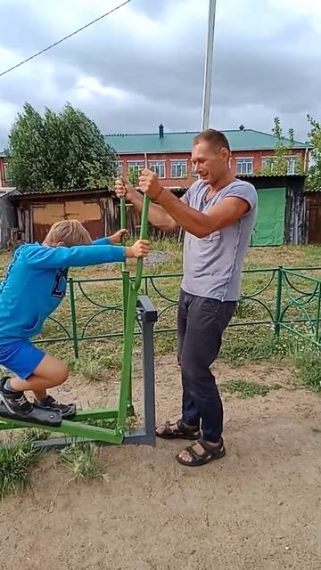 Борьба рук и ног. Уличный тренажёр можно использовать для тренировки рук