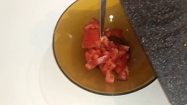 Этот салат достоин внимания! Всего минута и он готов. Бюджетный, вкусный и не нужно ничего варить. смотреть онлайн