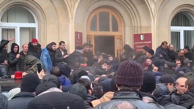 Штурм администрации президента Абхазии попал на видео смотреть онлайн