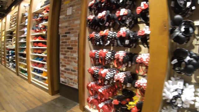 World Of Disney at Opening Hour - Everyone Rush for New Neon Park Loungefly Mini Backpack смотреть онлайн