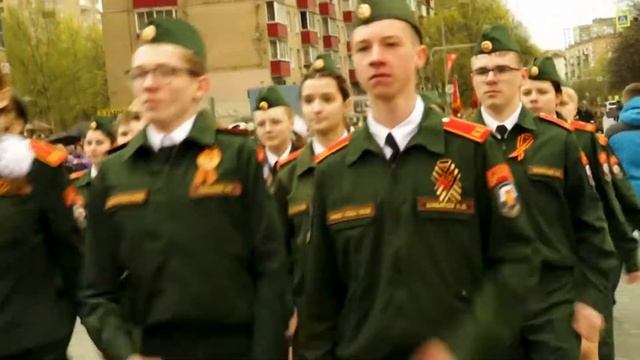 кадеты класса 8-2 прошли парадным строем по площади Славы смотреть онлайн