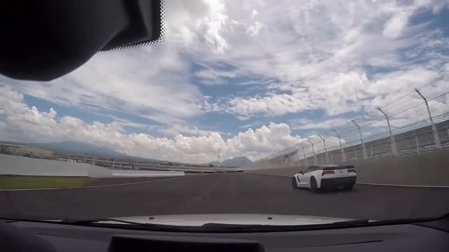 Bmw M1 vs Corvette Z06 vs M135i trackday смотреть онлайн