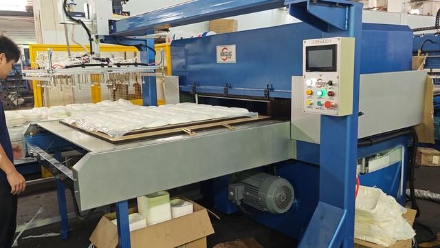 120 tons Automatic hydraulic Paper lunch box die cutting machine with robot смотреть онлайн