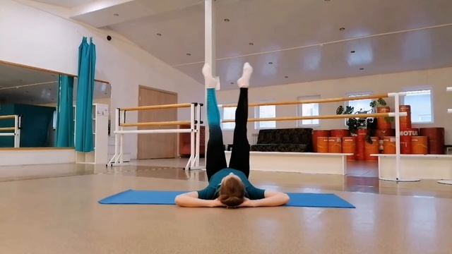 Упражнения для подтянутых и стройных ног. ⠀ смотреть онлайн