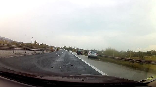 Shortly after Lancia Lybra crashes on the highway смотреть онлайн