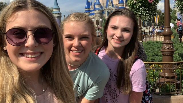 BEST MEAL EVER AT MAGIC KINGDOM // LAST DAY OF OUR DISNEY GAL'S TRIP смотреть онлайн