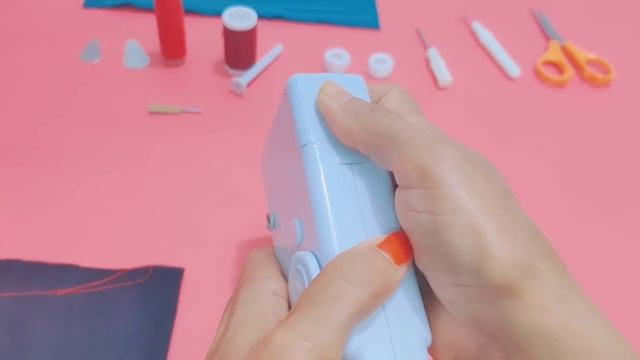Mini Sewing Machine Tutorial For Beginners || Change Batteries and Needle In Portable Sewing Machin смотреть онлайн