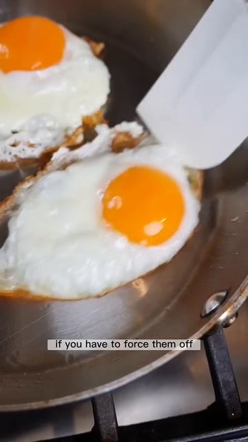 How to make crispy fried eggs #eggs #friedegg #cooking смотреть онлайн