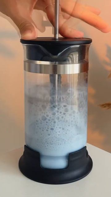 condensed milk with blue butterfly tea latte. #asmr #asmrcoffee #latte смотреть онлайн