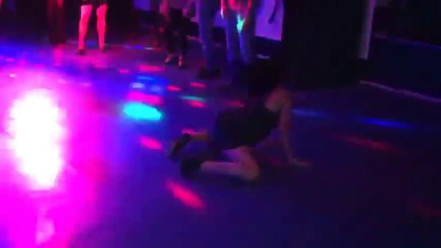 Пьяная баба в клубе пытается отжечь!!!!!!! смотреть онлайн
