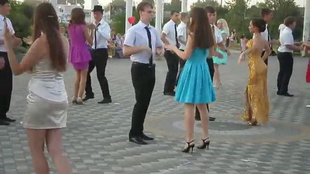 Танец выпускников на празднике  Дня Молодёжи на площади, июнь 2013г