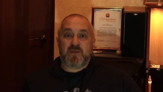 Снятие вина с осадка после брожения.