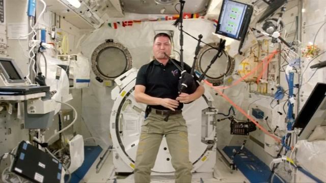 Astronaut plays bagpipes in space смотреть онлайн