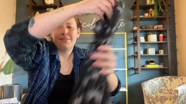 Day In The Life Of A Full Time Reseller - Goodwill Outlet Thrift With Me + How To Clean Shoes смотреть онлайн