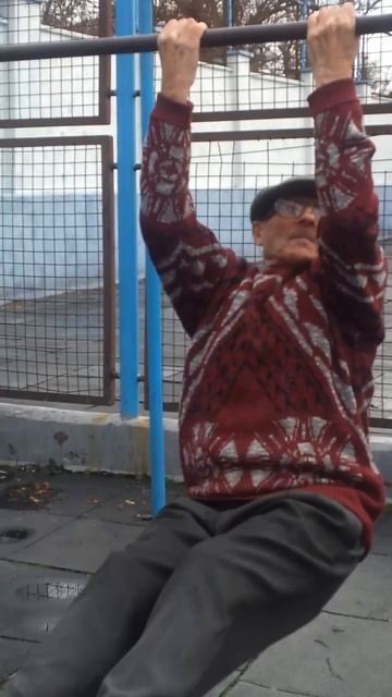 Дед 80 лет подтягивается 10 раз с уголком смотреть онлайн