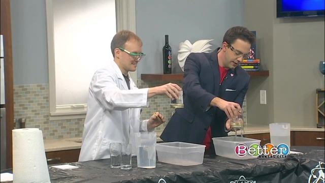Mad Science experiment: How surface tension works смотреть онлайн