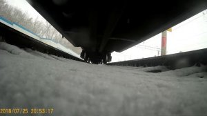 Камера под электровозом 2ЭС6-1021 «Синара» с грузовым поездом