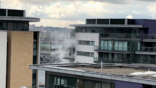Balcony fire in Beckton, LB Newham, London, UK. смотреть онлайн