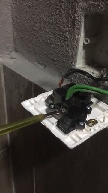 Stuck Socket Switch Repair #electrical #short #wiring #electrician #electric #diy #fyp #engineering смотреть онлайн