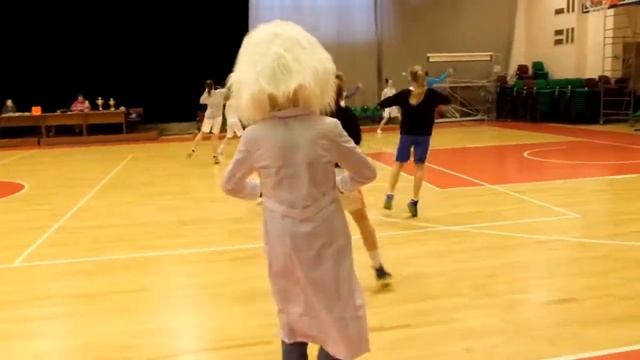 Эйнштейн на баскетбольном турнире 